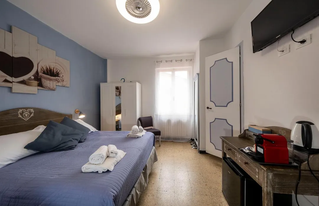 Pippo a Vernazza Rooms-1